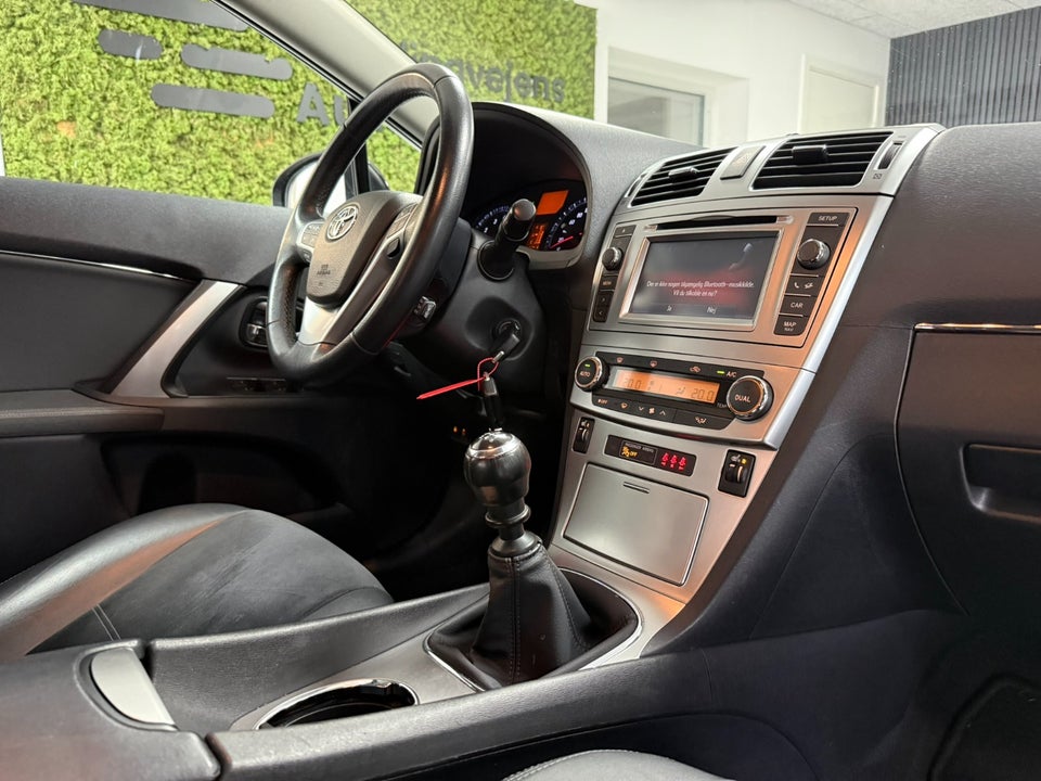 Toyota Avensis 1,8 VVT-i T2 Premium Touring Sports 5d
