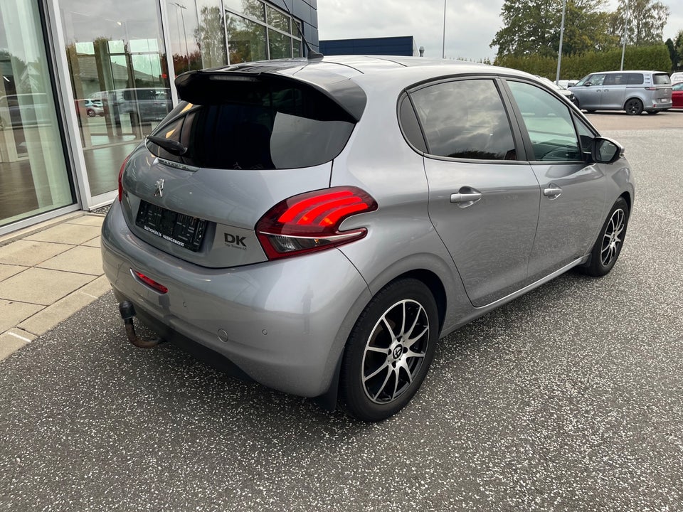 Peugeot 208 1,2 PureTech 82 Signature Sky 5d