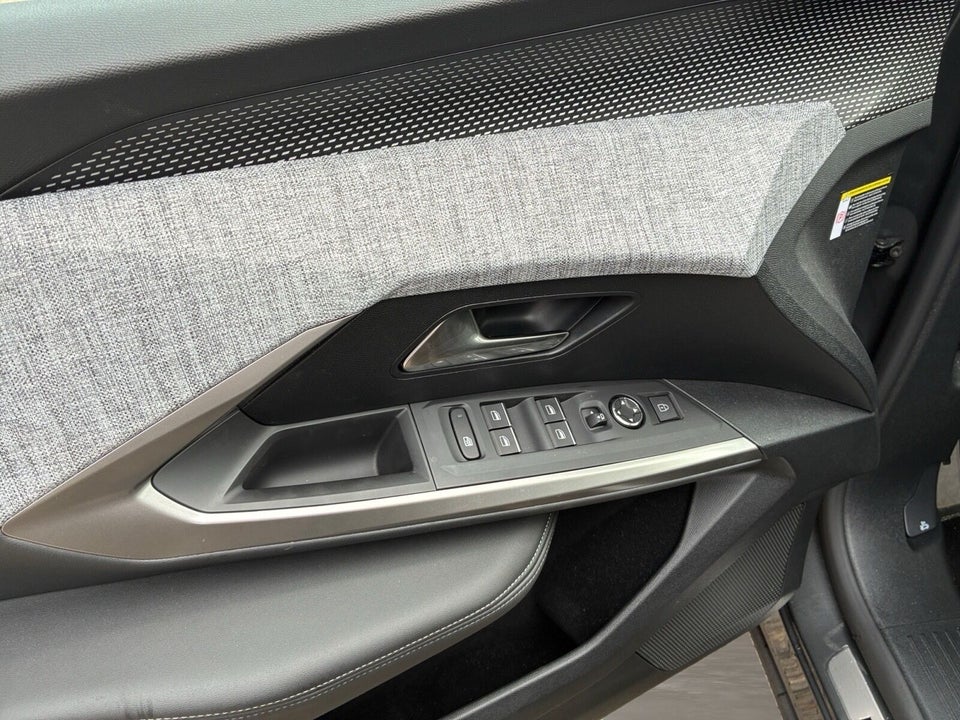 Peugeot e-3008 77 GT 5d