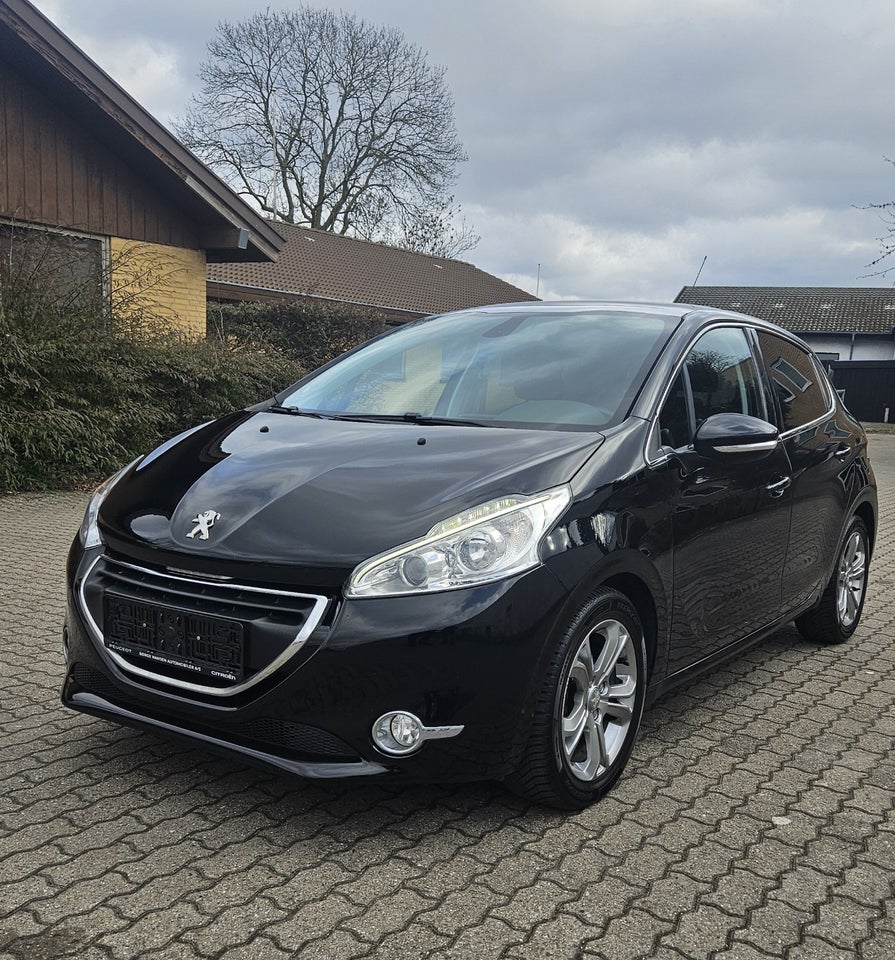 Peugeot 208 1,2 VTi Allure Sky 5d