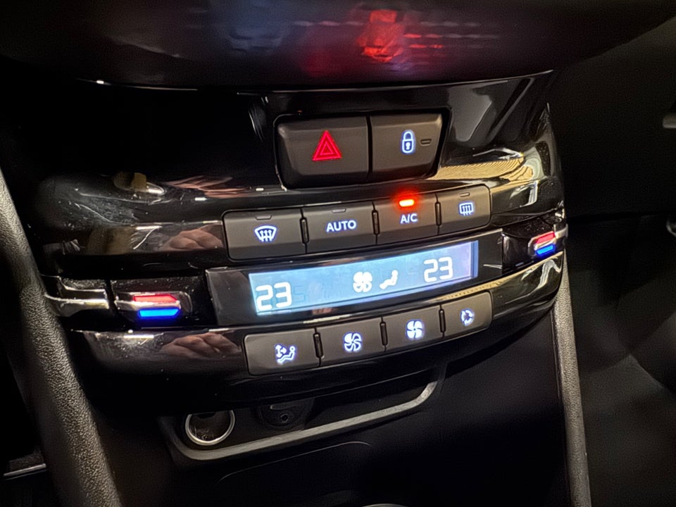 Peugeot 2008 1,2 e-THP 110 Allure Sky 5d