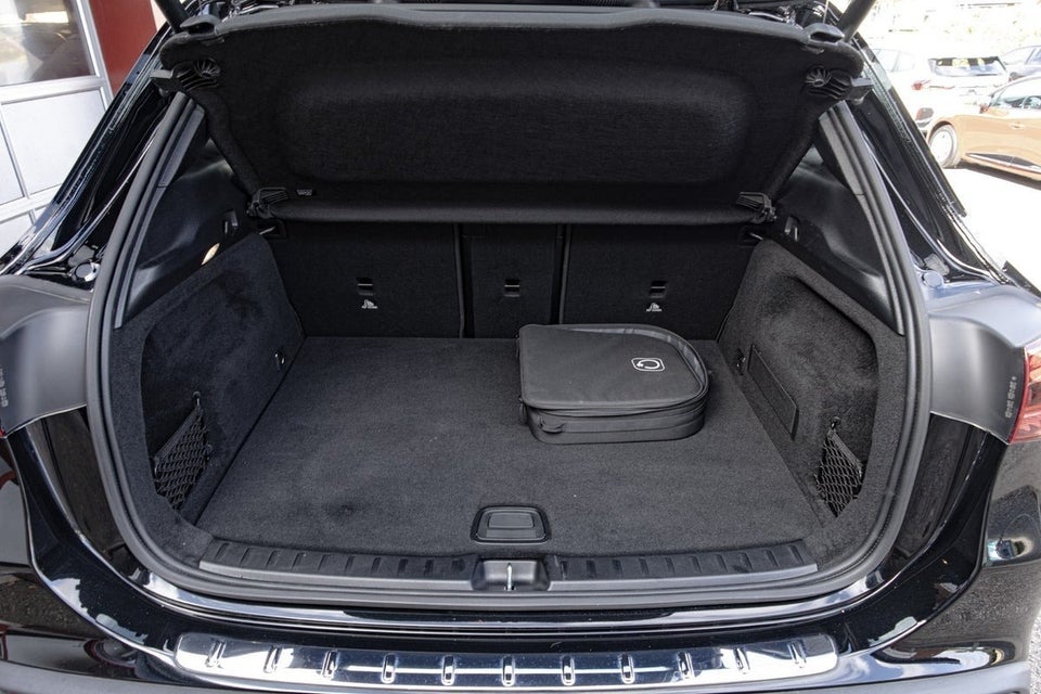 Mercedes EQA300 4Matic 5d