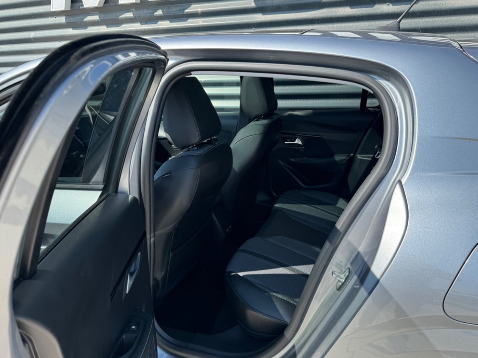 Peugeot 208 1,2 PureTech 100 Allure Sky 5d