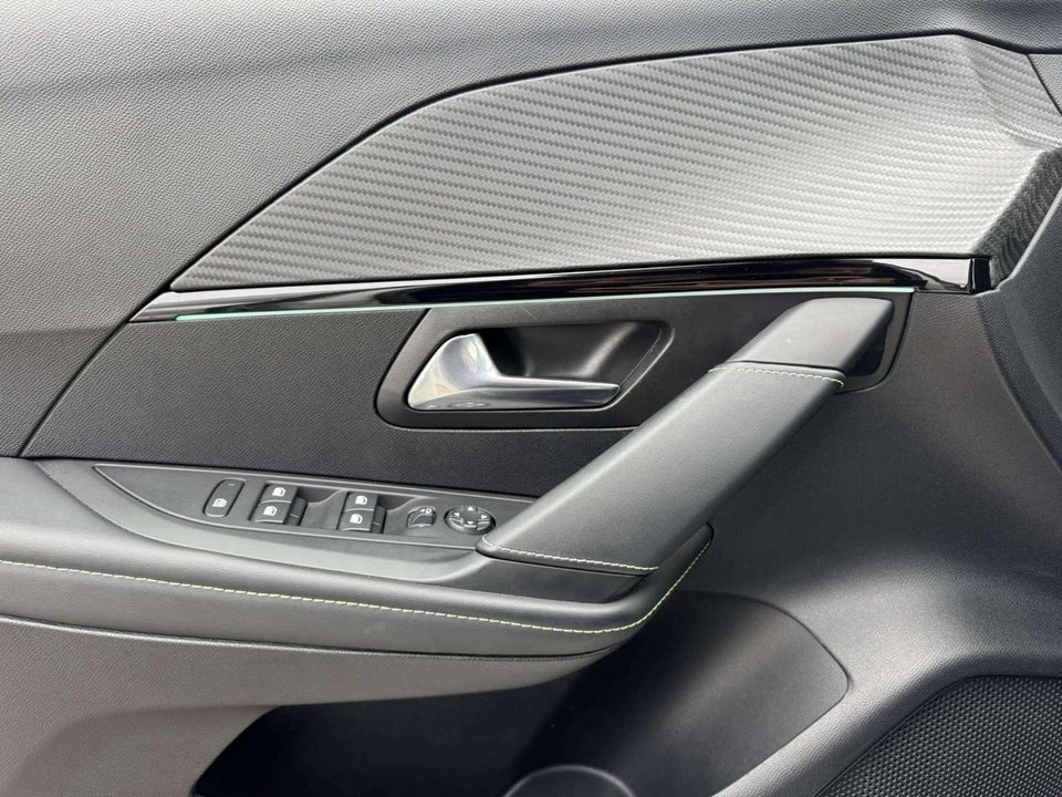 Peugeot e-208 50 GT 5d