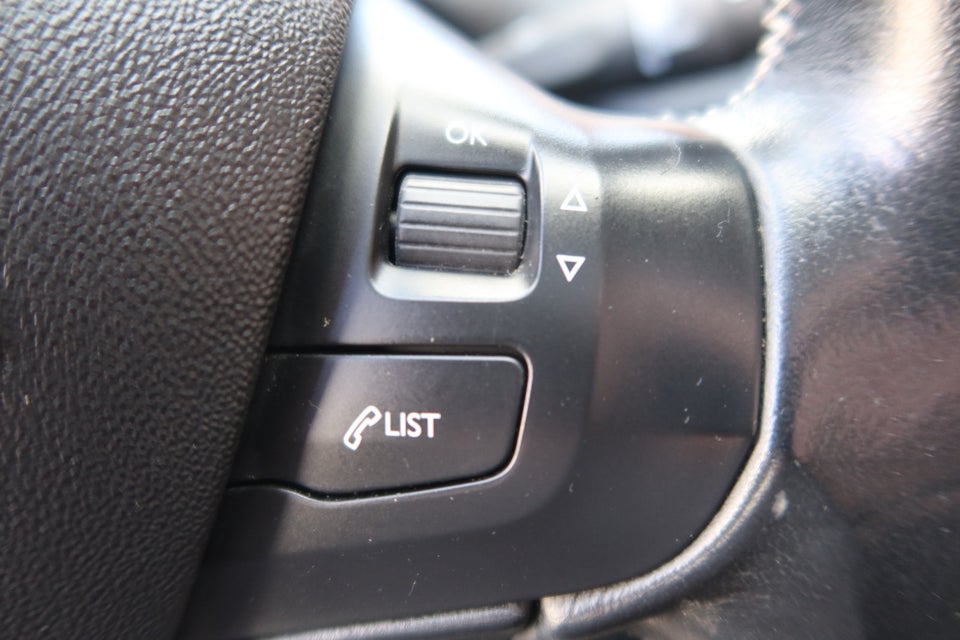 Peugeot 2008 1,6 BlueHDi 100 Allure Sky 5d