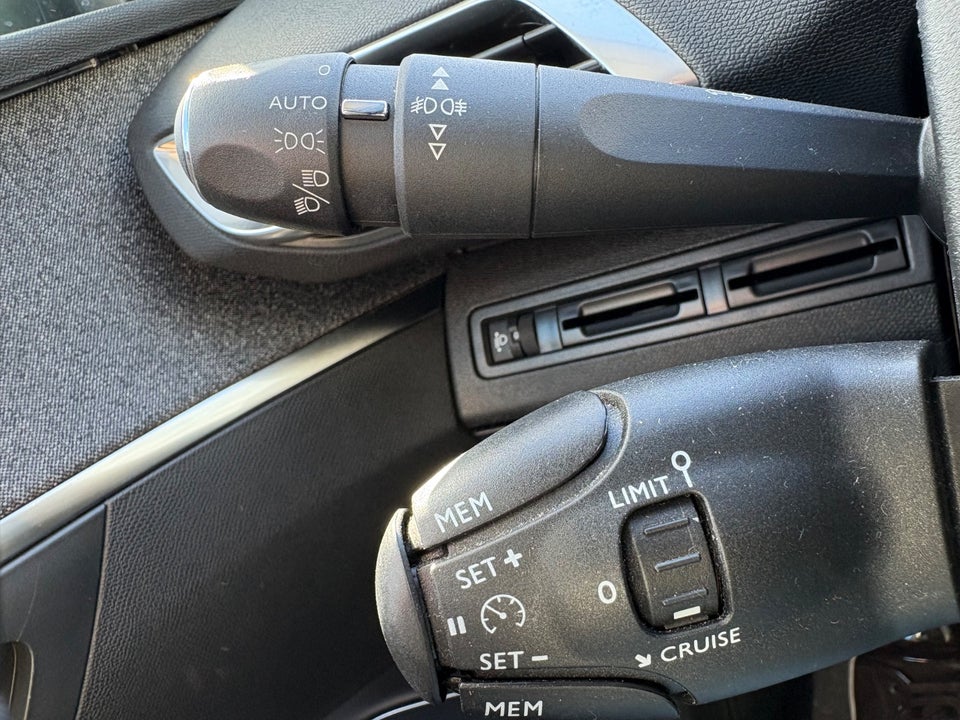 Peugeot 5008 1,2 e-THP 130 Allure 7prs 5d