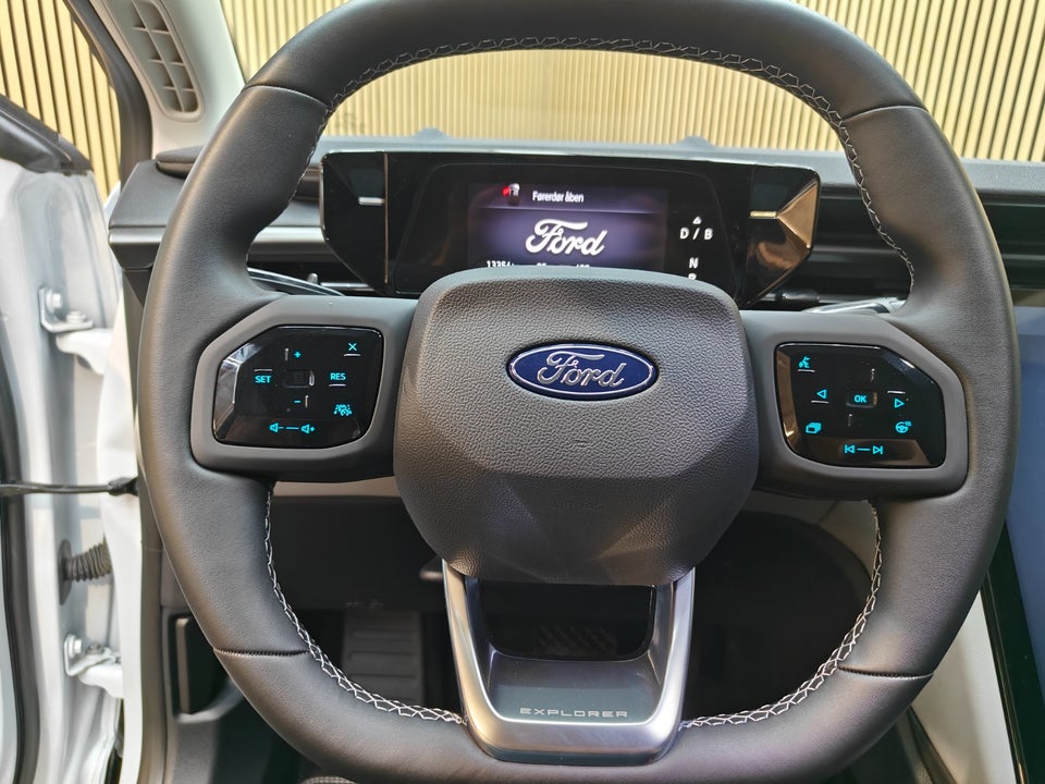 Ford Explorer 79 Select Extended Range AWD 5d