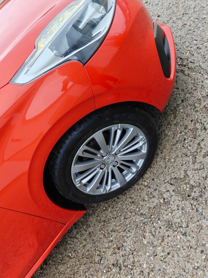 Peugeot 208 1,2 VTi Allure Sky 5d