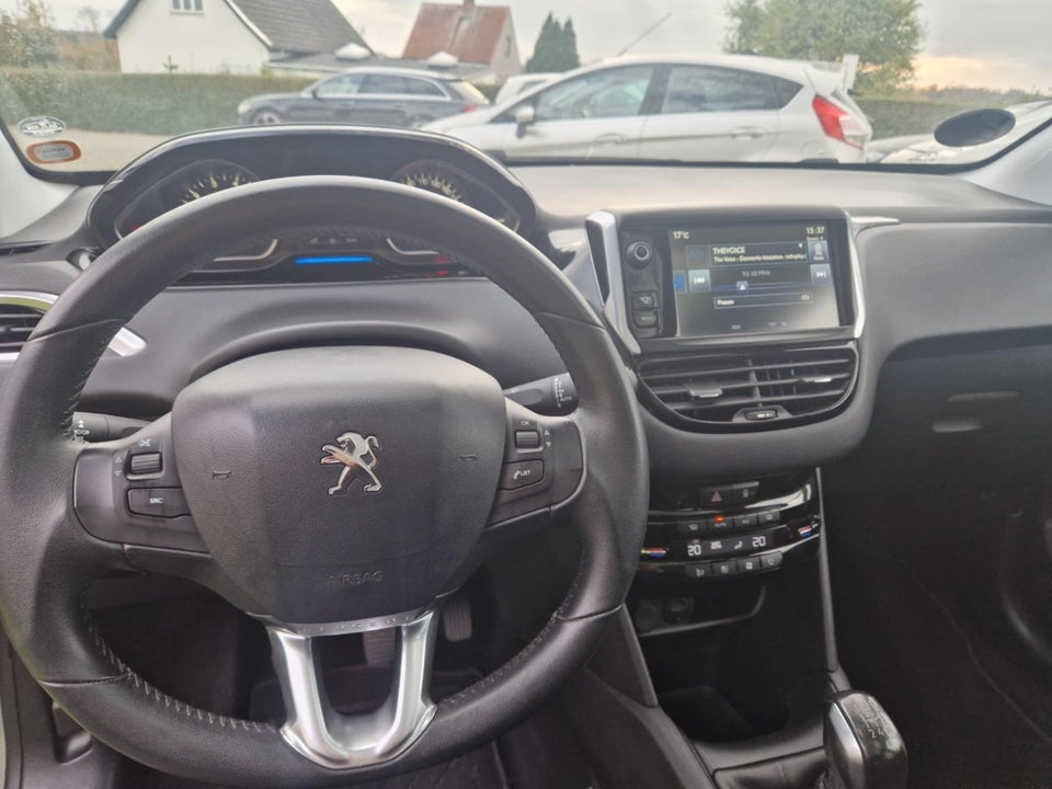 Peugeot 208 1,2 VTi Allure Sky 5d