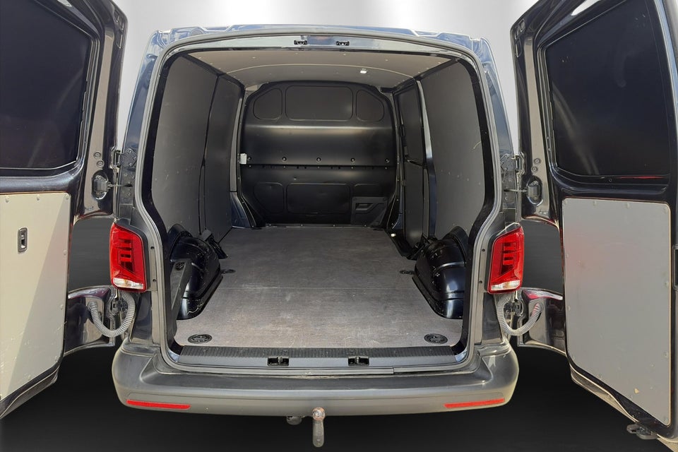 VW Transporter 2,0 TDi 110 Kassevogn lang