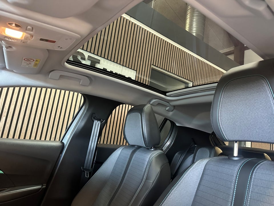 Peugeot 208 1,2 PureTech 100 Allure Sky 5d