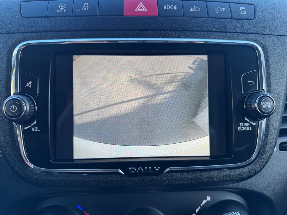 Iveco Daily 3,0 35S18 Box m/lift AG8 2d