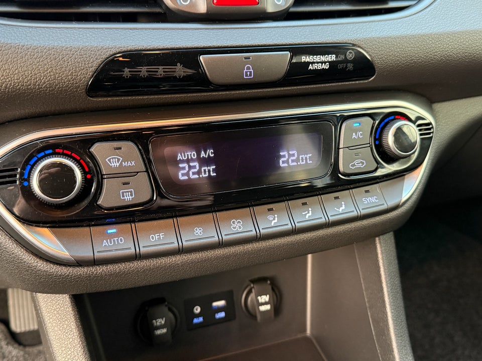 Hyundai i30 1,6 CRDi 110 Premium stc. 5d