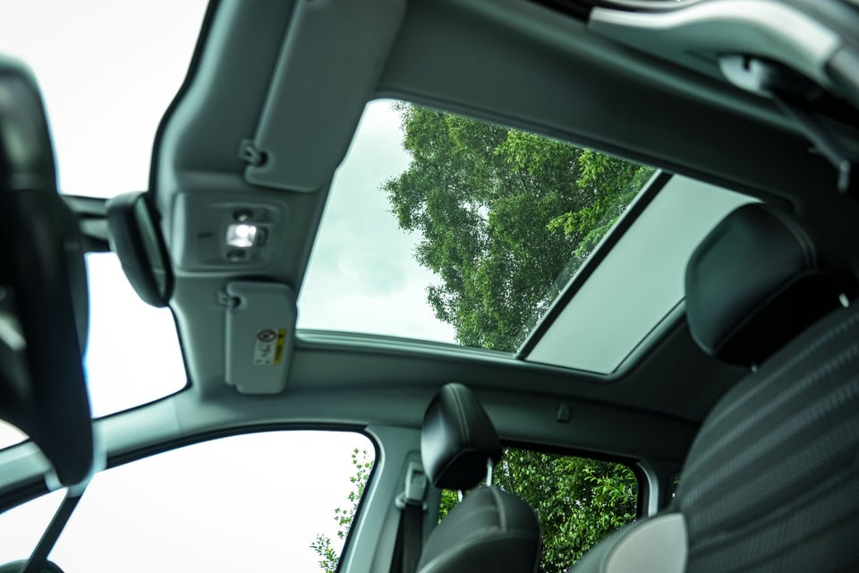 Peugeot 2008 1,6 BlueHDi 100 Allure Sky 5d