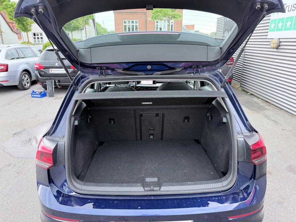 VW Golf VIII 2,0 TDi 115 Life DSG 5d