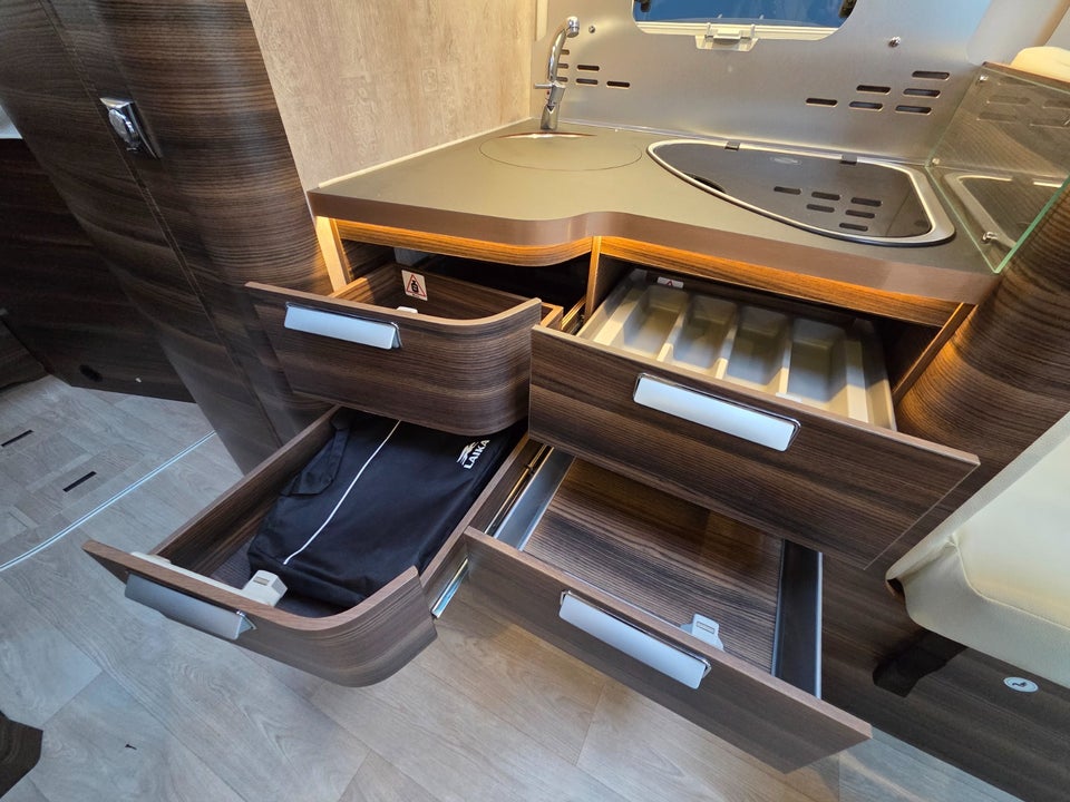 Laika Ecovip 2,2 L4009 DS aut. 3d