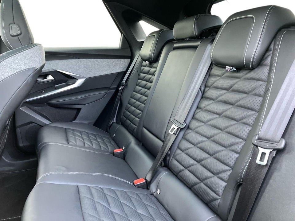 Peugeot e-3008 77 GT 5d