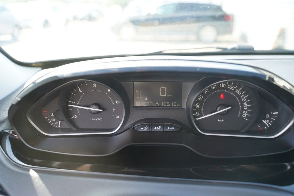 Peugeot 208 1,5 BlueHDi 100 Signature Sky 5d