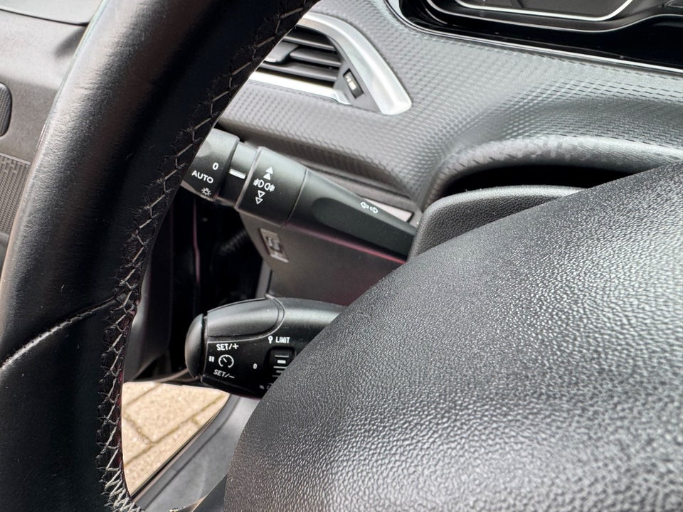 Peugeot 208 1,2 PureTech 82 Allure Sky 5d