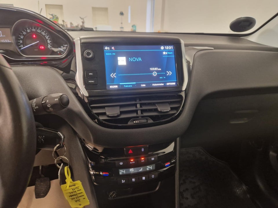 Peugeot 208 1,5 BlueHDi 100 Signature Sky 5d