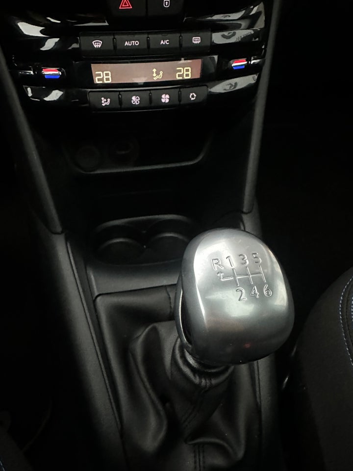 Peugeot 208 1,2 PureTech 110 Signature Sky 5d