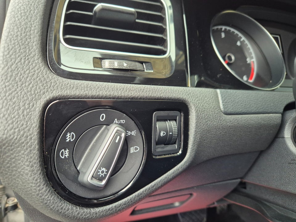 VW Golf VII 1,6 TDi 105 Highline Variant BMT 5d