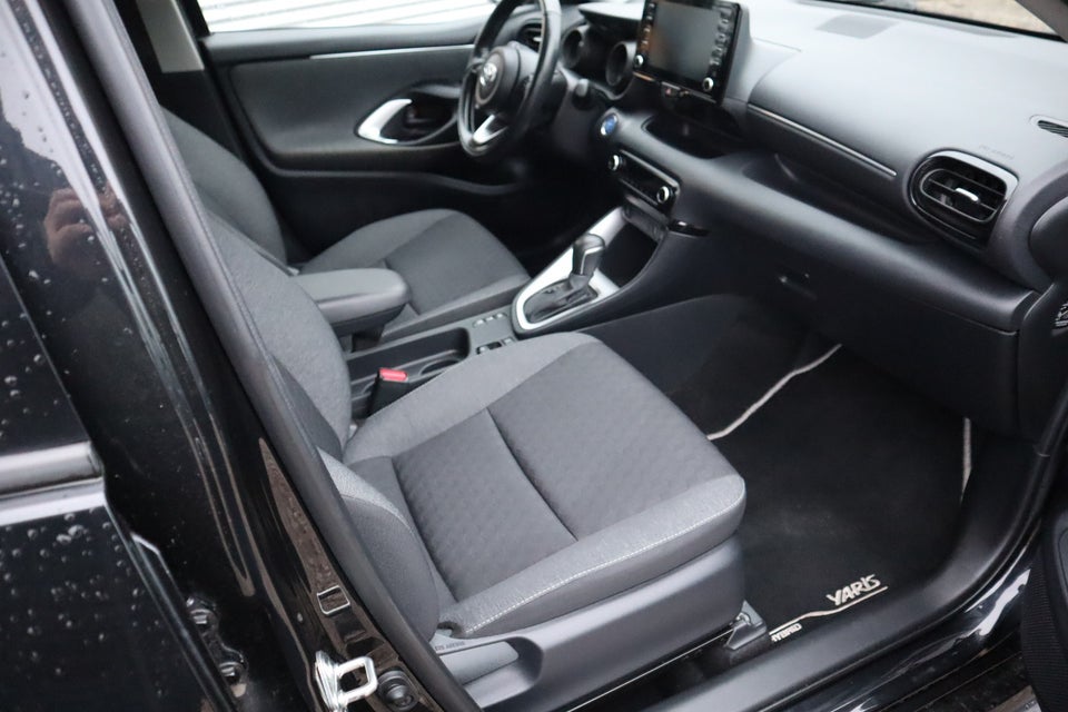 Toyota Yaris 1,5 Hybrid Active Tech Design e-CVT 5d