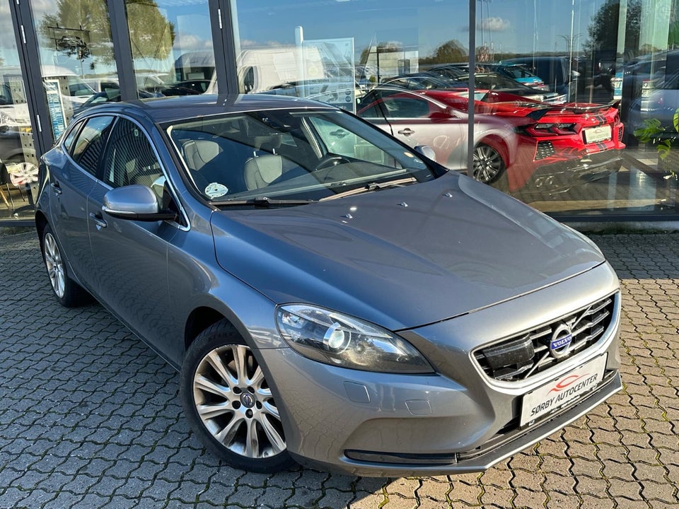 Volvo V40 2,0 D3 150 Momentum aut. 5d