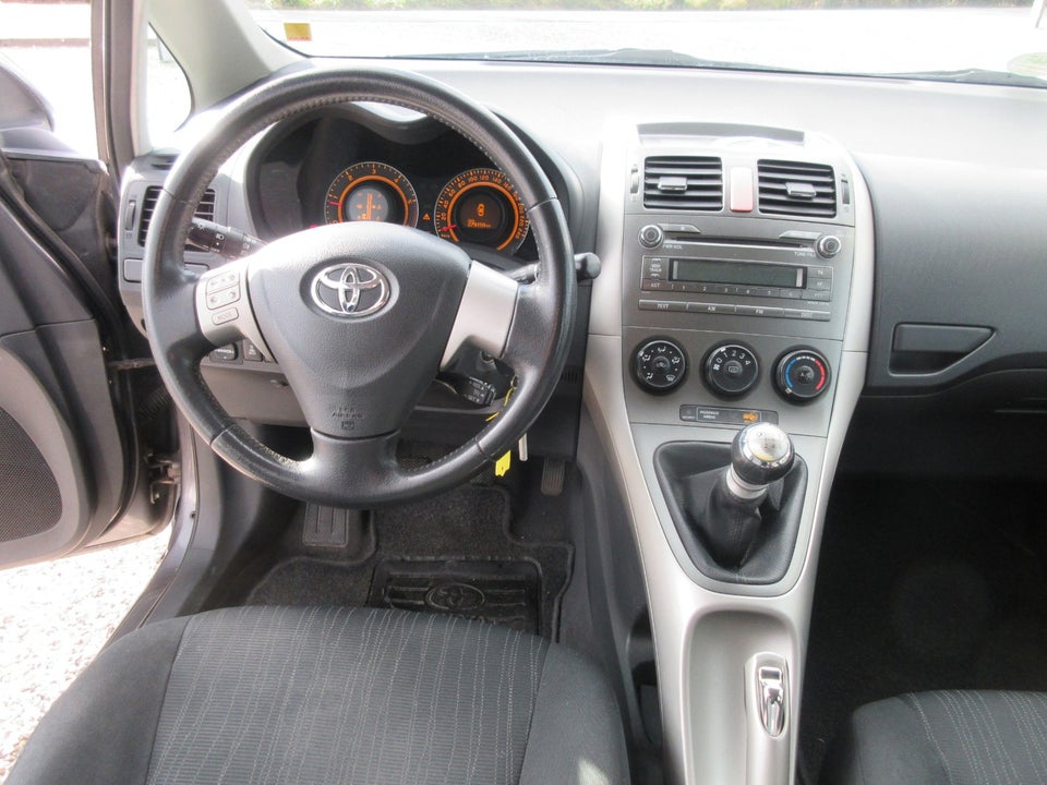 Toyota Auris 2,0 D-4D Sol 5d