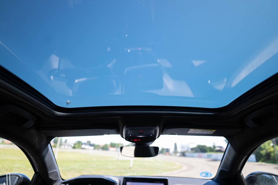 Peugeot e-208 50 GT Sky 5d