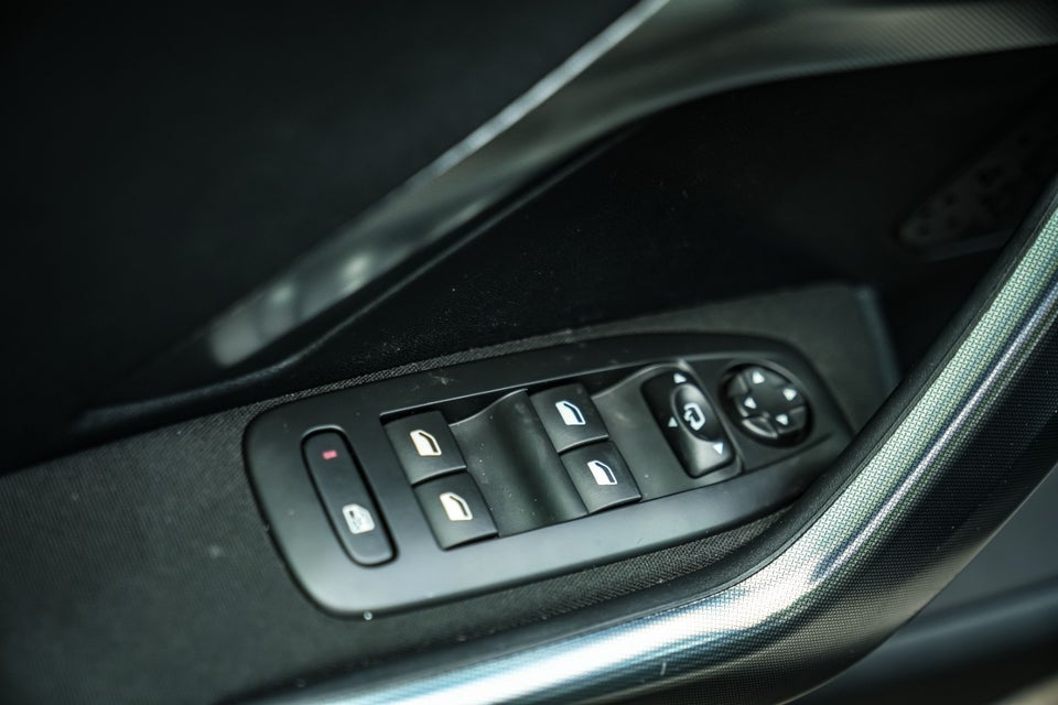 Peugeot 2008 1,6 BlueHDi 100 Allure Sky 5d