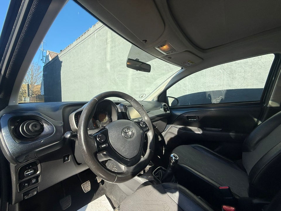 Toyota Aygo 1,0 VVT-i x-wave Sky 5d