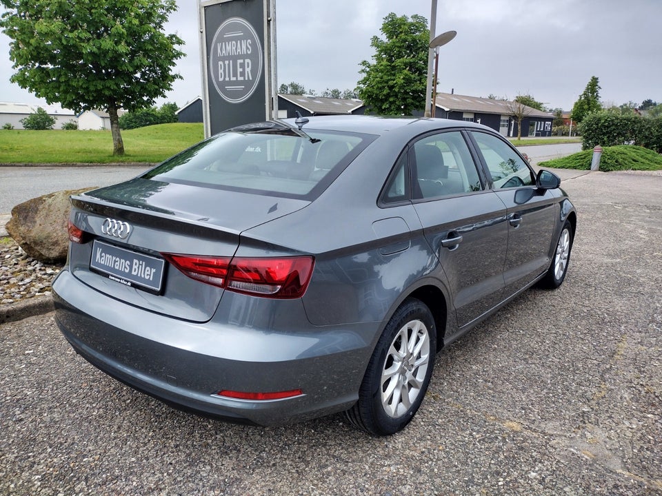 Audi A3 1,6 TDi 110 Attraction 4d