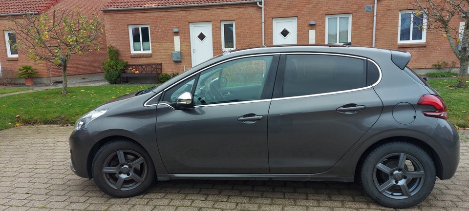 Peugeot 208 1,2 PureTech 82 Allure Sky 5d