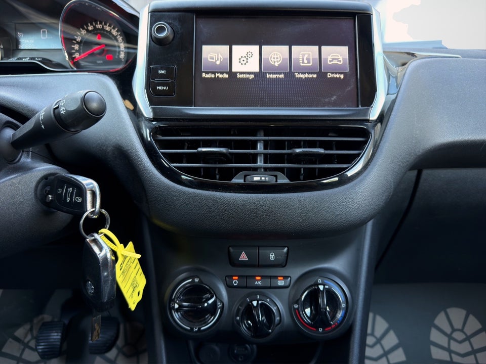 Peugeot 208 1,2 VTi Allure Sky 5d