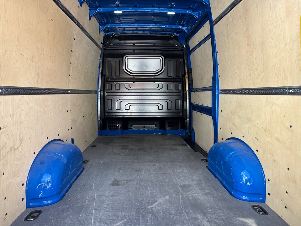 VW Crafter 35 2,0 TDi 140 Kassevogn L3H2 aut.