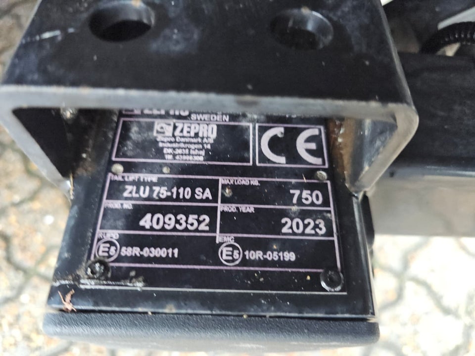 Iveco Daily 3,0 35S18 4100mm Box m/lift AG8