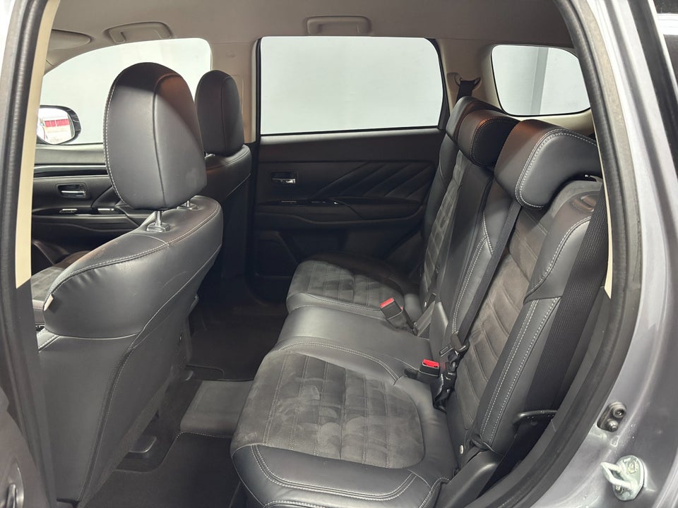 Mitsubishi Outlander 2,4 PHEV Invite CVT 4WD 5d