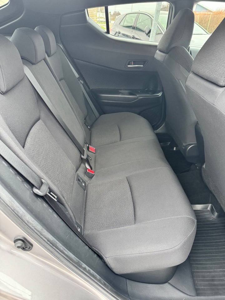 Toyota C-HR 1,8 Hybrid C-LUB CVT 5d