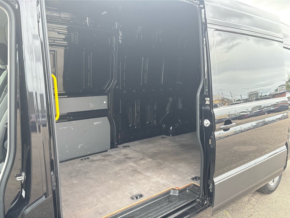 VW Crafter 35 2,0 TDi 177 Comfort Kassevogn L4H3 aut.