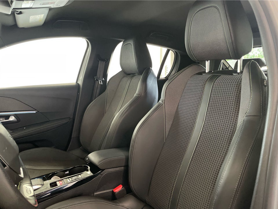 Peugeot e-208 50 GT 5d