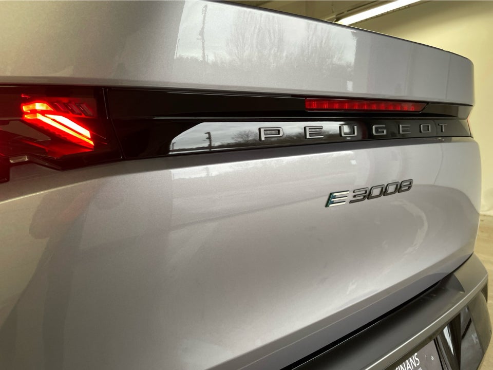 Peugeot e-3008 77 GT Pack 5d