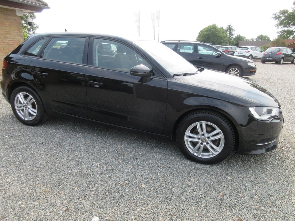 Audi A3 1,6 TDi Attraction Sportback S-tr. 5d