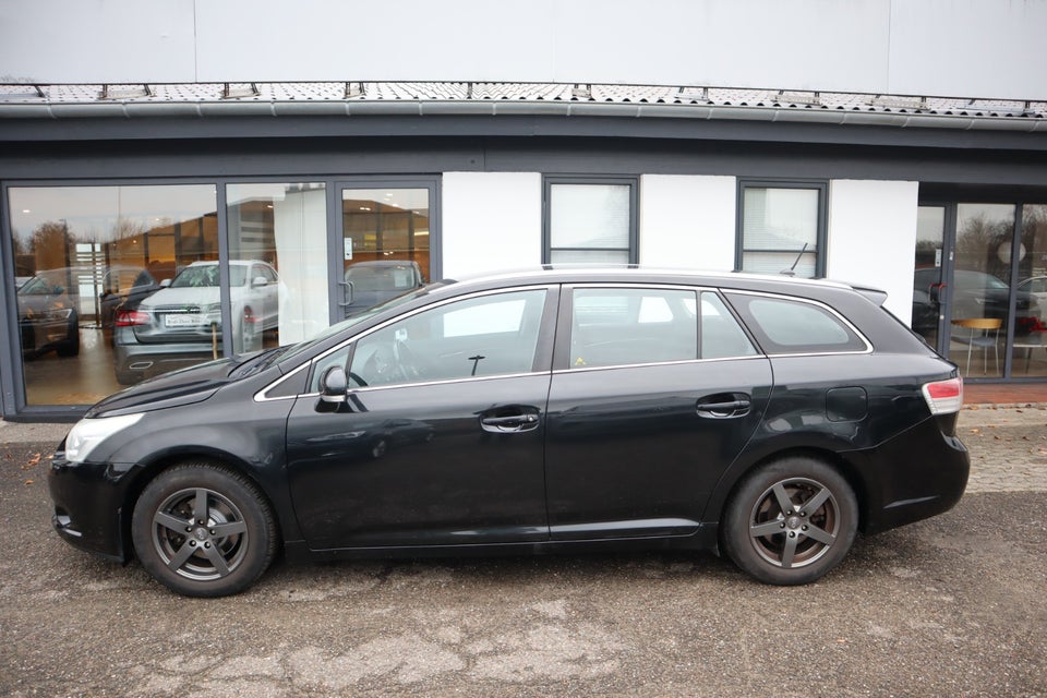 Toyota Avensis 2,0 VVT-i T2 stc. E-CVT 5d