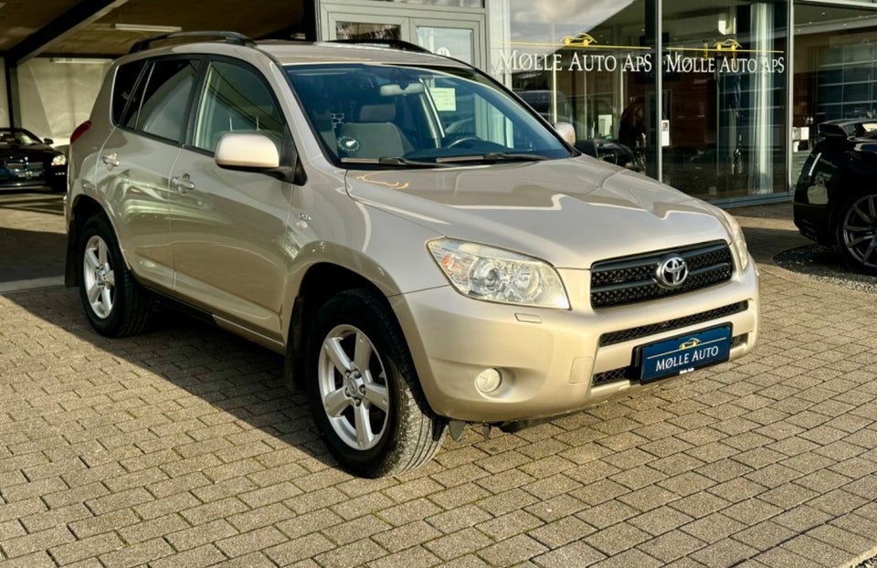 Toyota RAV4 2,2 D-4D 136 4x4 Van 5d