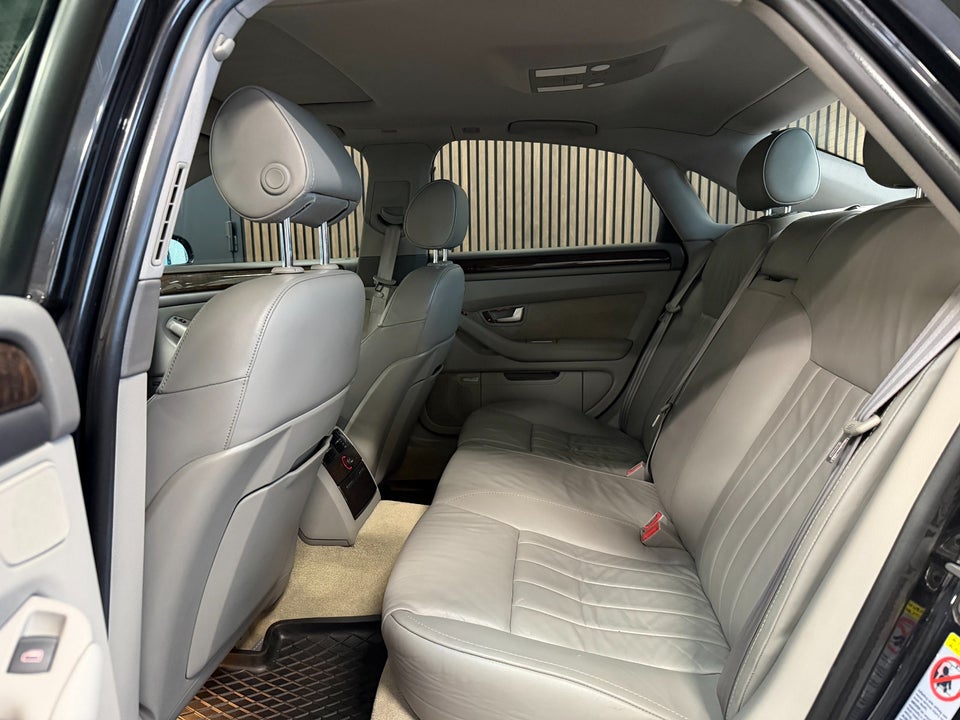 Audi A8 3,7 quattro Tiptr. 4d