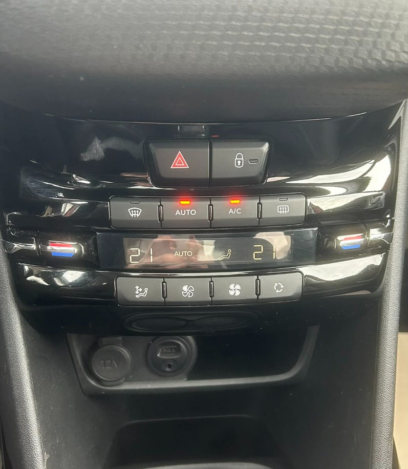 Peugeot 2008 1,2 PureTech 82 Selection Sky 5d