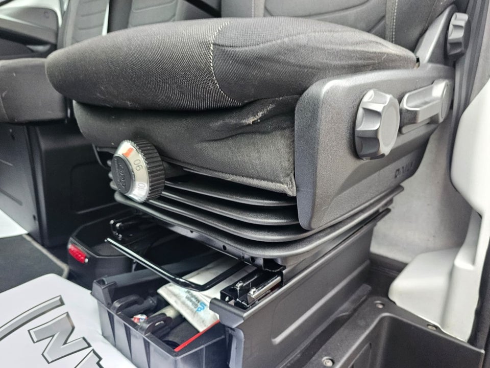 Iveco Daily 3,0 35S18 4100mm Box m/lift AG8