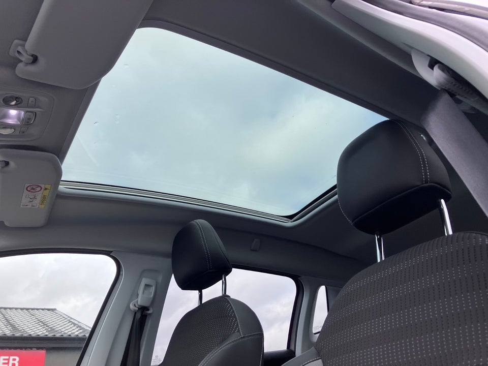 Peugeot 2008 1,2 e-THP 110 Selection Sky 5d