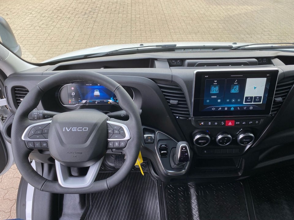 Iveco Daily 3,0 35S18 4100mm Box m/lift AG8